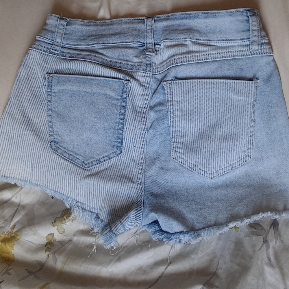Shorts - Picture 3 of 3